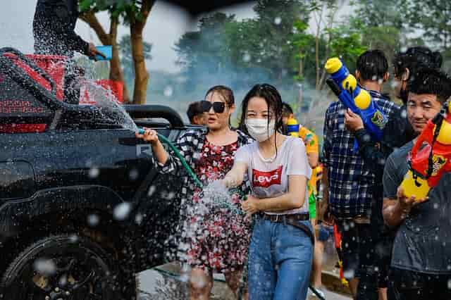 ソンクラーンの歴史や服装を解説！タイの水かけ祭の過ごし方も