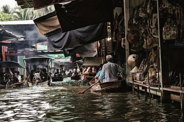 バーンナムプン水上マーケットのバンコクからの行き方は？売ってるものや注意点も